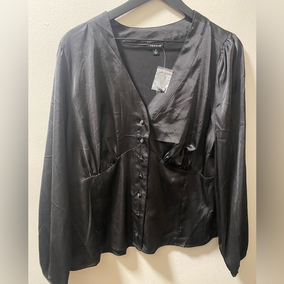 Button front cropped blouse - Picture 2 of 3